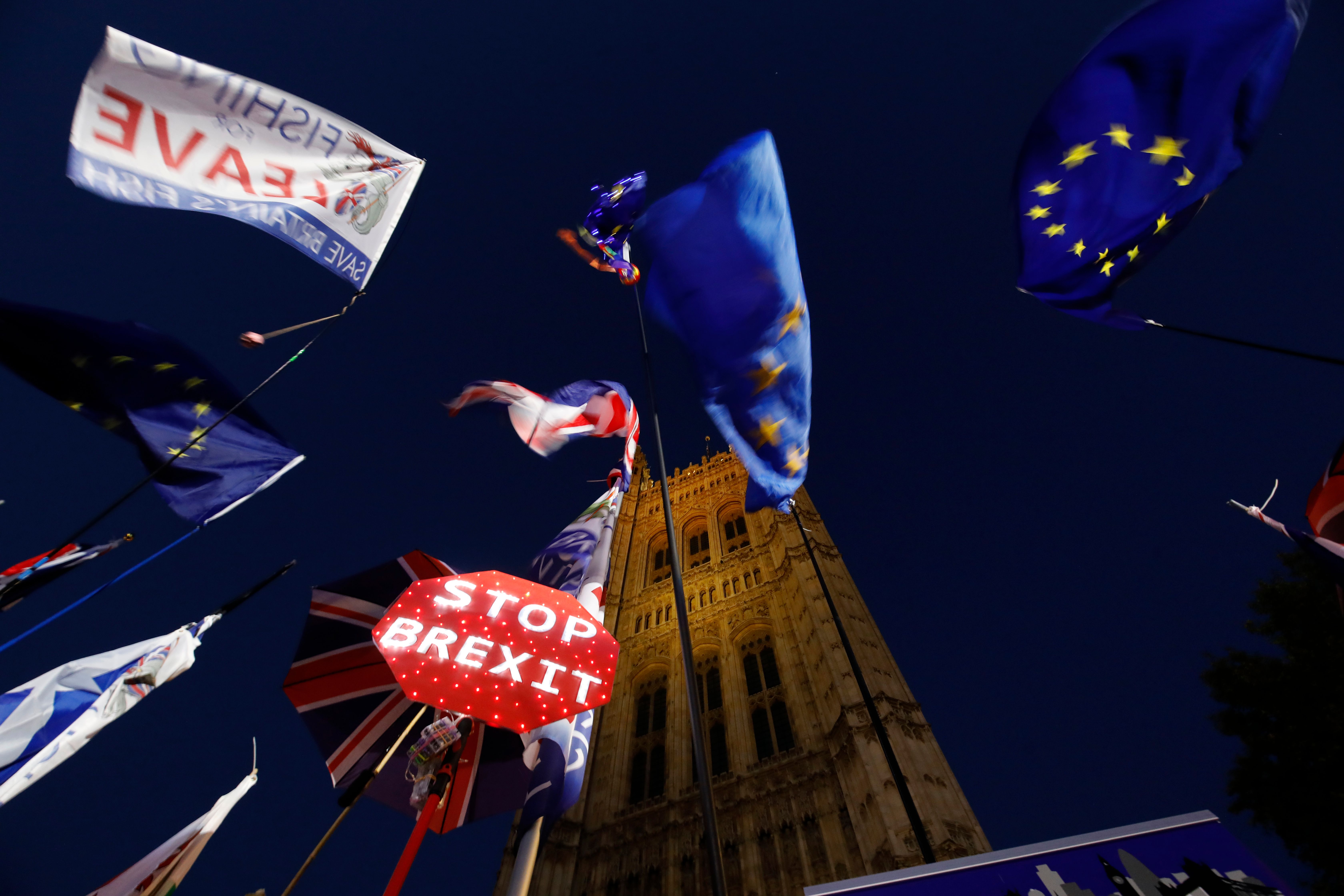  Banderas, banderas de la Unión y de la UE se muestran fuera de las Casas del Parlamento en Londres. 