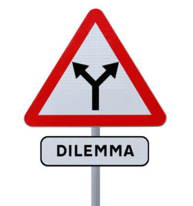  Una señal de tráfico que muestra dos flechas que conducen en diferentes direcciones y una etiqueta debajo que dice dilema 