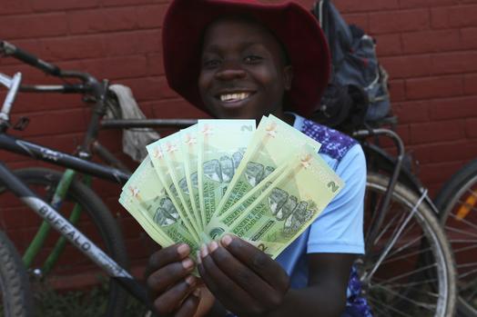 ‘Zimdollars’ Issued for First Time in Ten Years Amidst Continued Hyperinflation 'Zimdollars' emitidos por primera vez en diez años en medio de hiperinflación continua "width =" 524 "height =" 349 "srcset = "https://blackswanfinances.com/wp-content/uploads/2019/11/new-zimdollars.jpg 524w, https://news.bitcoin.com/wp-content/uploads/2019/11/new -zimdollars-300x200.jpg 300w, https://news.bitcoin.com/wp-content/uploads/2019/11/new-zimdollars-190x128.jpg 190w "tamaños =" (ancho máximo: 524px) 100vw, 524px