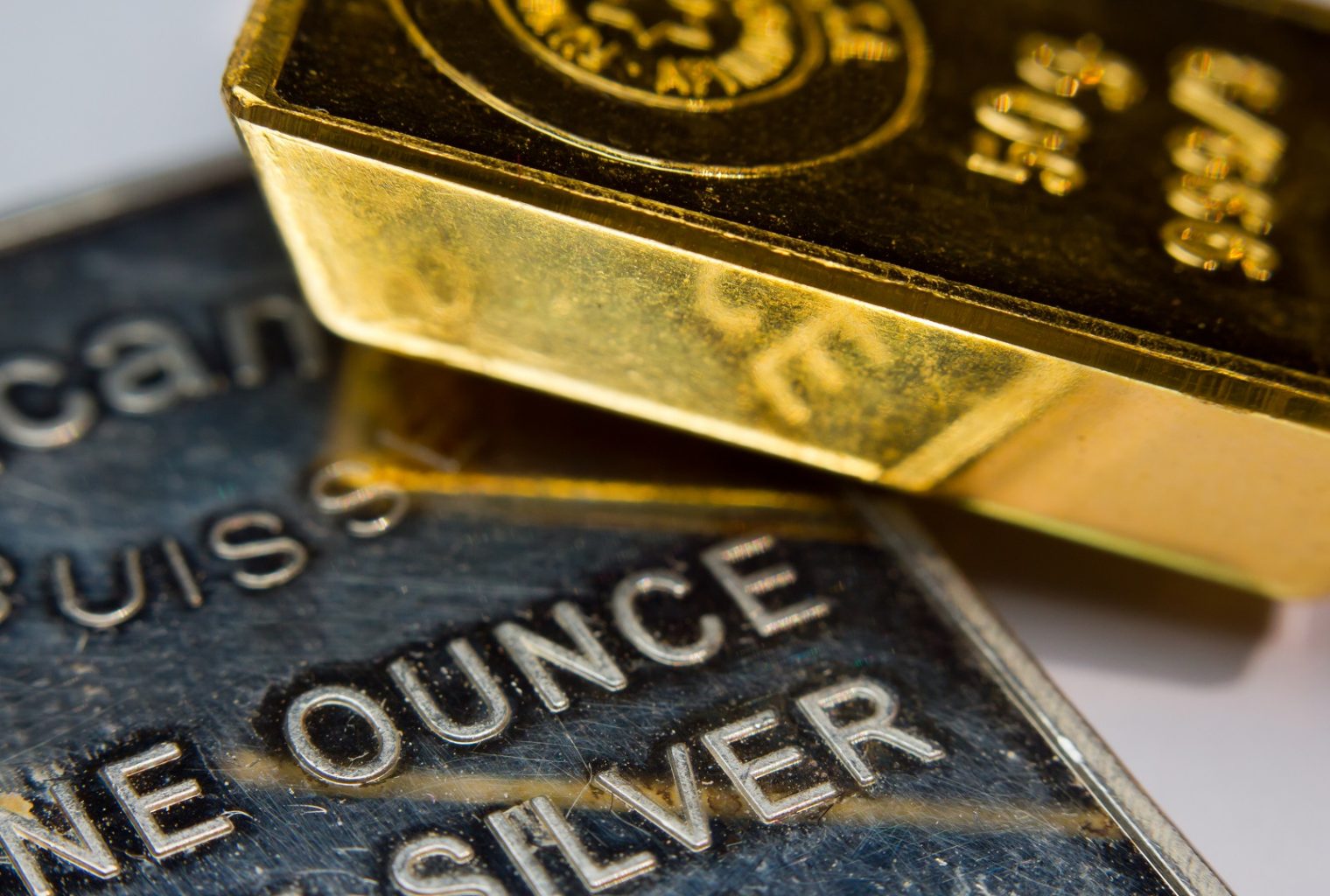  El oro y la plata siguen una tendencia similar a Bitcoin, reaccionan a las noticias sobre China 