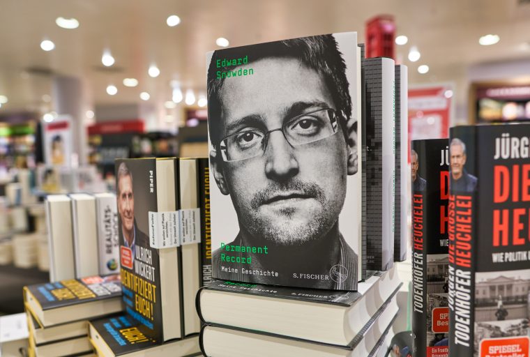  El juez dictamina que Snowden debe entregar las ganancias del libro al gobierno de los EE. UU. 