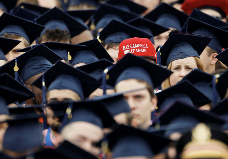  Un graduado usa un sombrero Make America Great Again en medio de un mar de tablas de mortero antes del inicio de los ejercicios de graduación en la Universidad Liberty en Lynchburg, Virginia, EE. UU., 11 de mayo, 2019. (Foto: REUTERS / Jonathan Drake) 