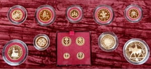  Un conjunto de monedas de oro acuñadas para el jubileo de la Reina en 2002. 