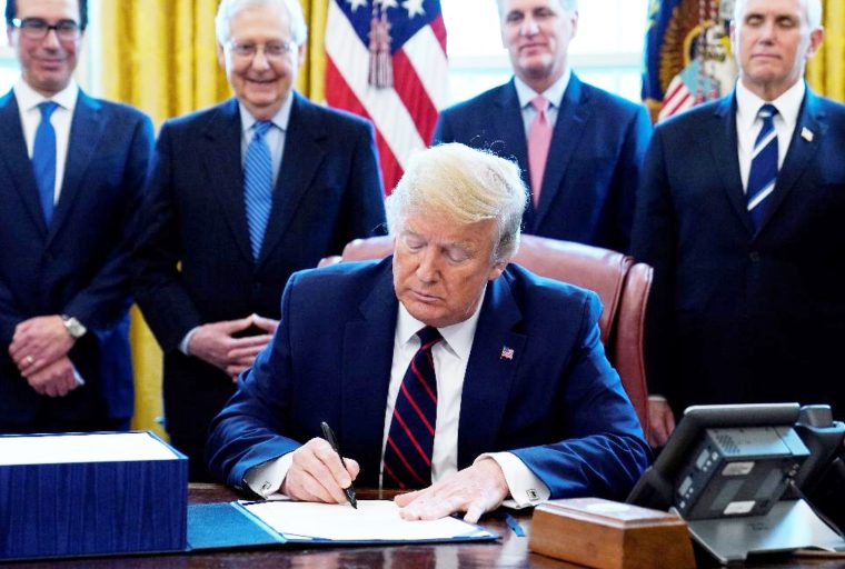  Trump firma el proyecto de ley de ayuda más grande en la historia de los Estados Unidos: ¿Cuándo recibirán los estadounidenses cheques de estímulo? 