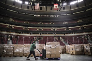 En esta foto del 20 de marzo de 2020 proporcionada por United Center, un trabajador mueve la comida al piso del United Center. en Chicago. El Gran Depósito de Alimentos de Chicago, el banco de alimentos de Chicago, utilizará el United Center como una instalación de almacenamiento satelital en respuesta a la mayor necesidad de alimentos durante la pandemia de coronavirus.