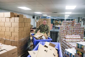 Un miembro de la Guardia Nacional de Ohio ayuda a reempacar cajas de alimentos de emergencia para su distribución en el banco de alimentos de Columbus la semana pasada.