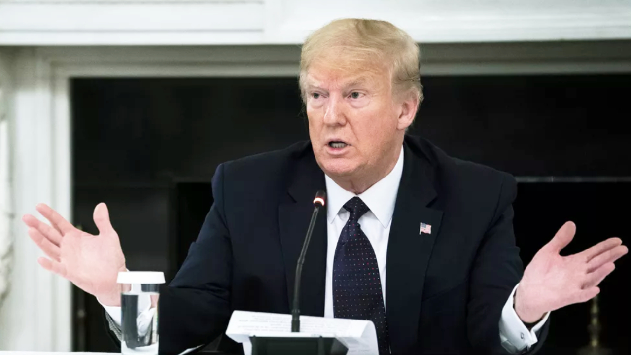 Trump Signs Deregulation Order to Boost US Economic Recovery Trump firma orden de desregulación para impulsar la recuperación económica de Estados Unidos