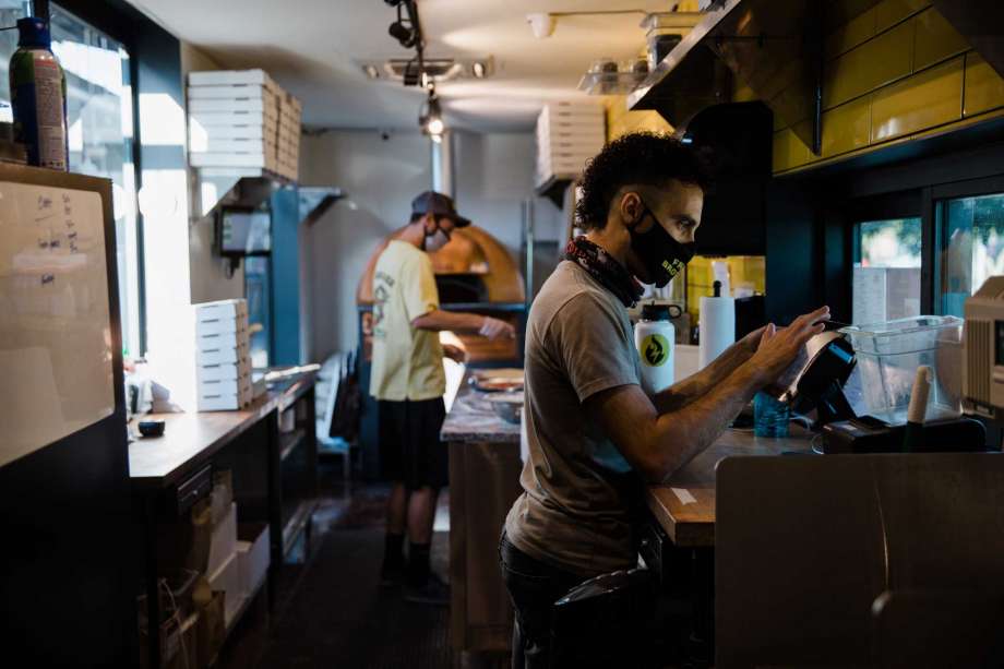  Nathan Coury, propietario de Freak Brothers Pizza, derecha, y Josh Walker preparan pedidos para llevar en su espacio en The Churchill en Phoenix el viernes 26 de junio de 2020. Foto: Foto de The Washington Post Por Caitlin O'Hara / 2020 Caitlin O'Hara 